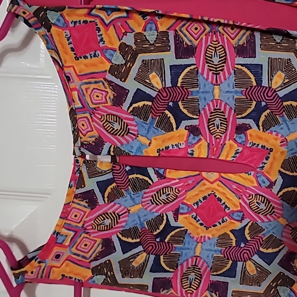 Kenar Sleeveless Blouse - Picture 6 of 7